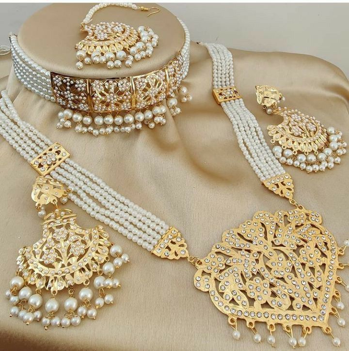 Premium Quality Choker Neaklace With Beautiful Earings Tikka With Rani Haar